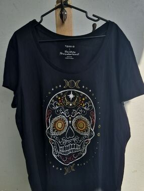 TORRID- SKULL TEE
